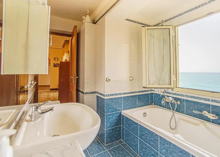 House On The Sea Apartman *